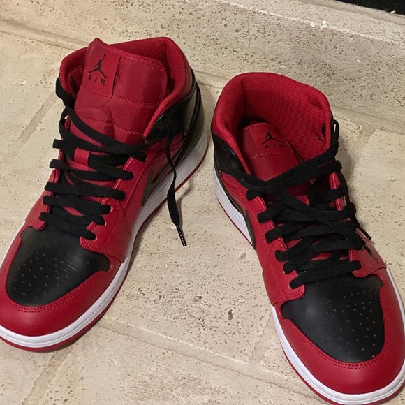 Mens Air Jordan One Mid sz 11 Red , Black, White- Like new - Picture 1 of 4